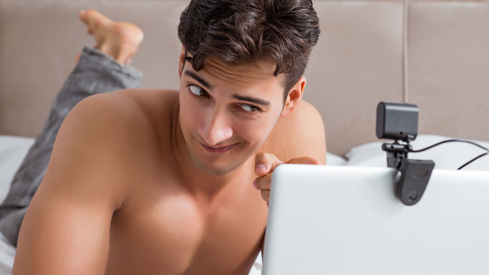 Chi gioca sporco nei chat erotici: copia-incolla, messaggi fake, frasi rubate