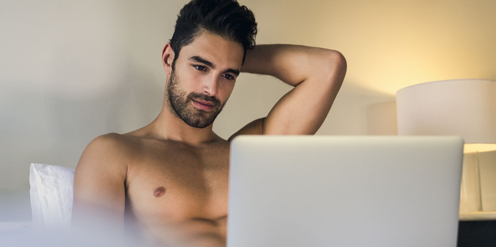 Perché alcuni utenti scrivono cose spinte solo in chat e non le direbbero mai dal vivo